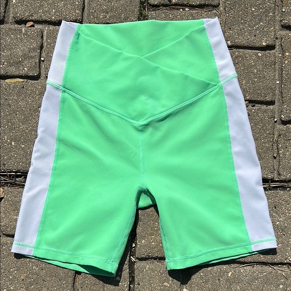 Wilo the Label Vibrant Green Crossover Biker Shorts Anthropologie Size Medium - Picture 1 of 12